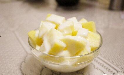 喝酸奶和吃瓜,夏日消暑美食新体验