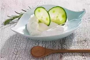 喝酸奶和吃瓜,夏日消暑美食新体验