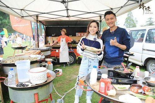 和男朋友街上吃瓜,与男友共享吃瓜时光