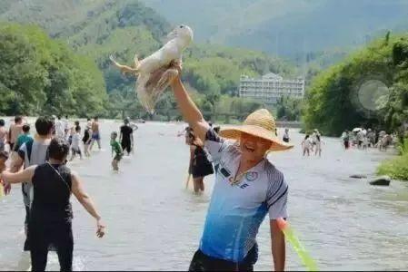 情侣互相泼水吃瓜,甜蜜瓜果共享欢笑