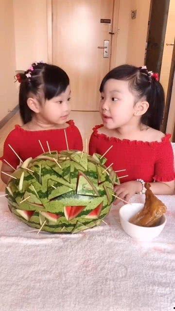 小妹拿刀切瓜吃,体验生活乐趣