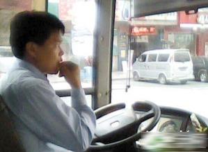 吃瓜司机超近路,惊险一幕引网友热议