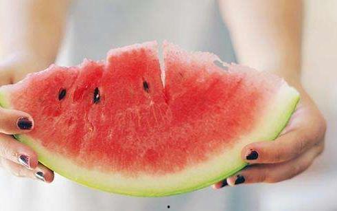 抱着肩膀吃瓜,品味生活百态